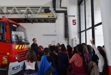 VISITE PAR LES ENFANTS DES ÉCOLES DE LA CASERNE DES POMPIERS